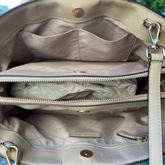 Kaki colored Michael Kors bag - Picture 4 of 11